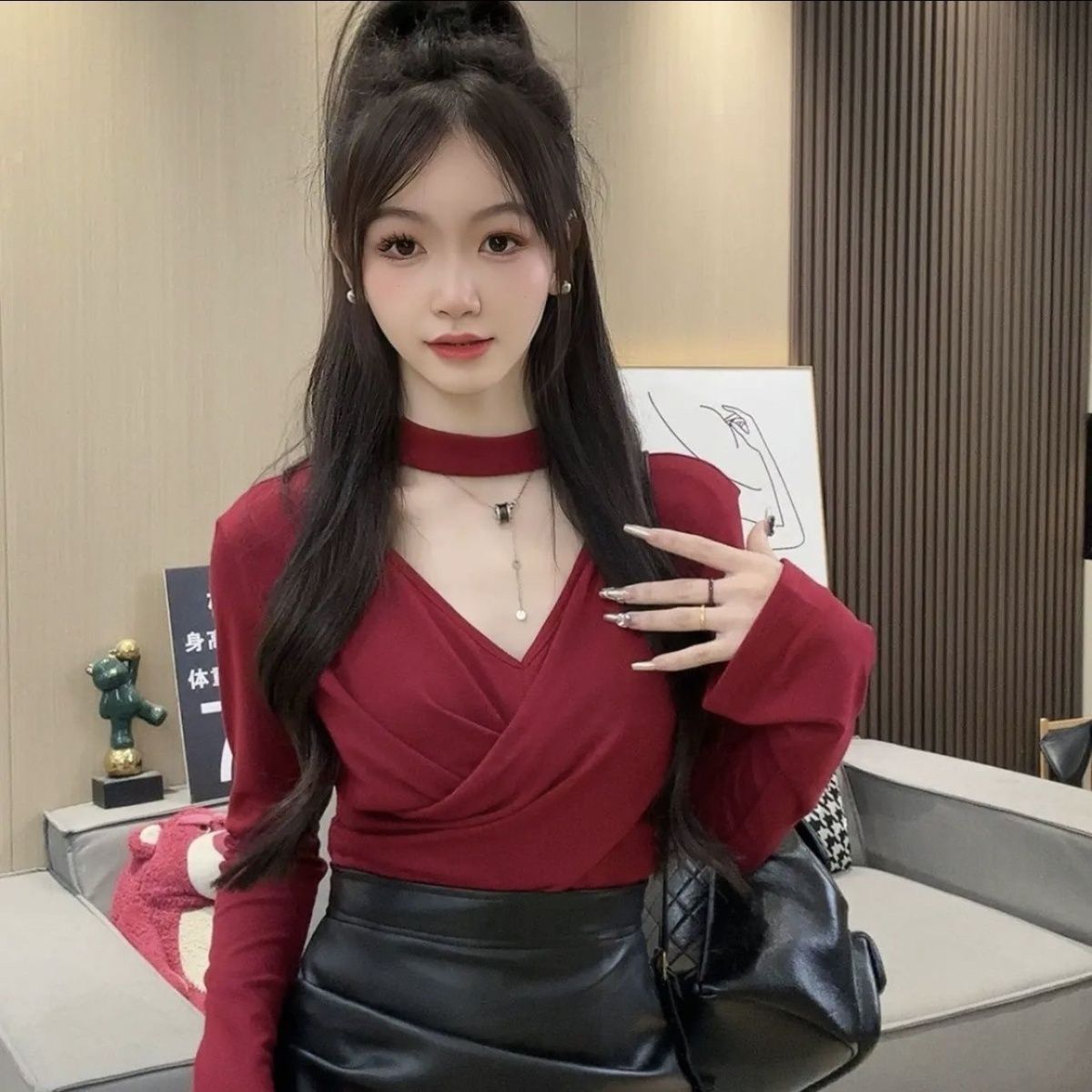 纯欲性感V领挂脖上衣高级感内搭长袖打底衫女早秋新款褶皱红色T恤