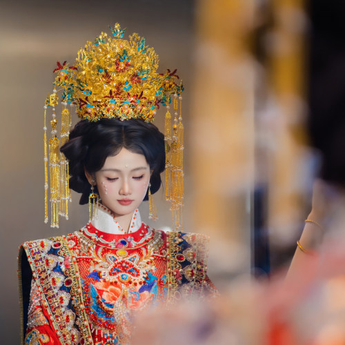 新娘头饰金色凤冠中式大气奢华发冠汉服婚礼新款凤凰流苏结婚头饰