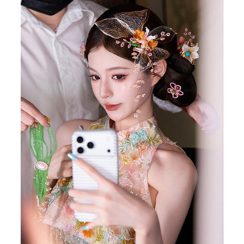 2026新款新娘跟妆结婚头饰精致蝴蝶结新中式花朵流苏婚礼旗袍配饰