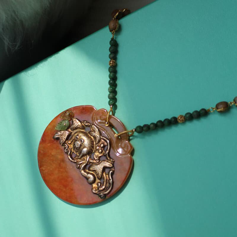 陶乐溪艺术珠宝 老银鎏金多宝红翡锁牌沉香翡翠项链【松鼠圆月】