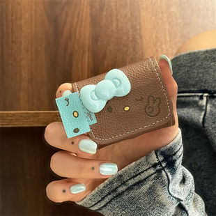 可爱简约ins创意小众软萌皮质翻盖比耶kitty立体蝴蝶结适用苹果airpods1 4无线蓝牙耳机套二代新三代防摔