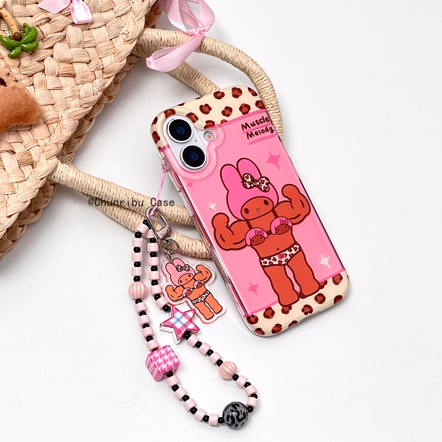 春日部防卫队Fighting｜可爱卡通搞怪豹纹粉拼接肌肉美乐蒂适用苹果17/16promax手机壳挂绳iphone15/14/13