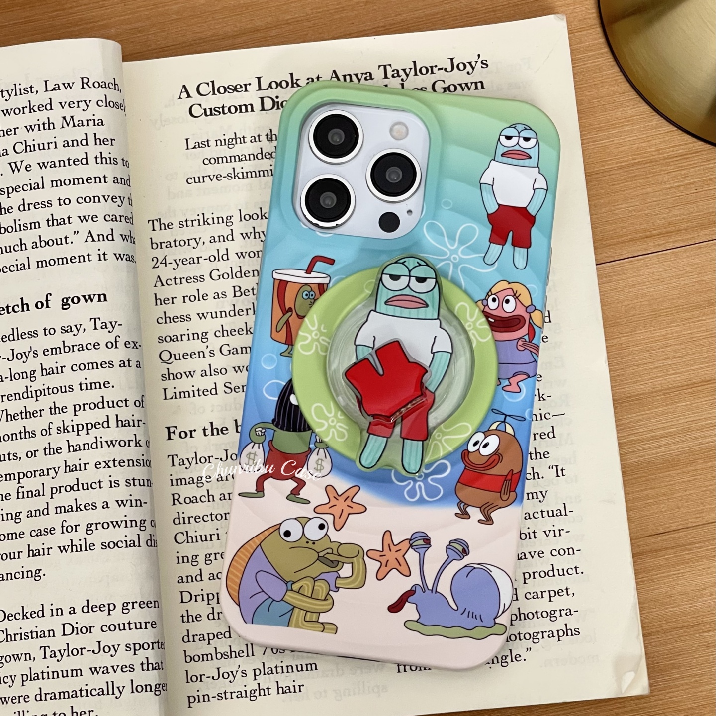 春日部防卫队Fighting｜可爱卡通搞怪比奇堡居民适用苹果16promax手机壳创意波漾纹磁吸支架iphone15/14/13