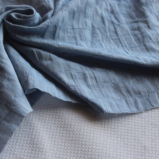 新品薄棉布雾霾蓝微皱简约色织提花格纹夏季服装面料140cm宽1米价