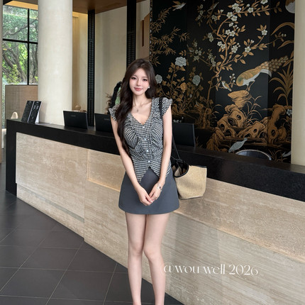 WOU WEII 無尾-26夏上新韩系格子V领漏背小衫86133