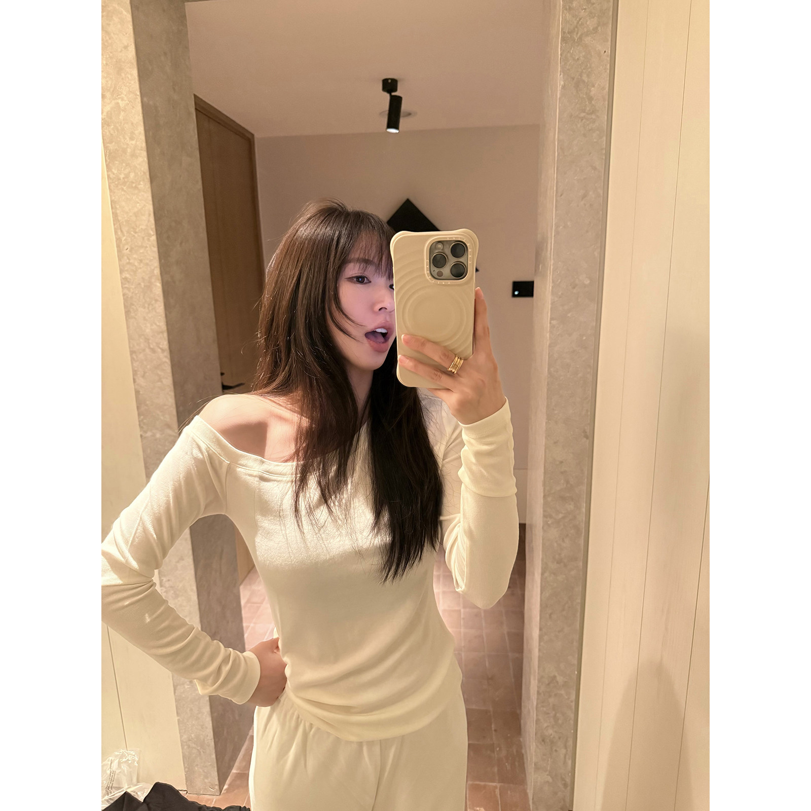 简约百搭斜肩莱赛尔天丝T恤女图片