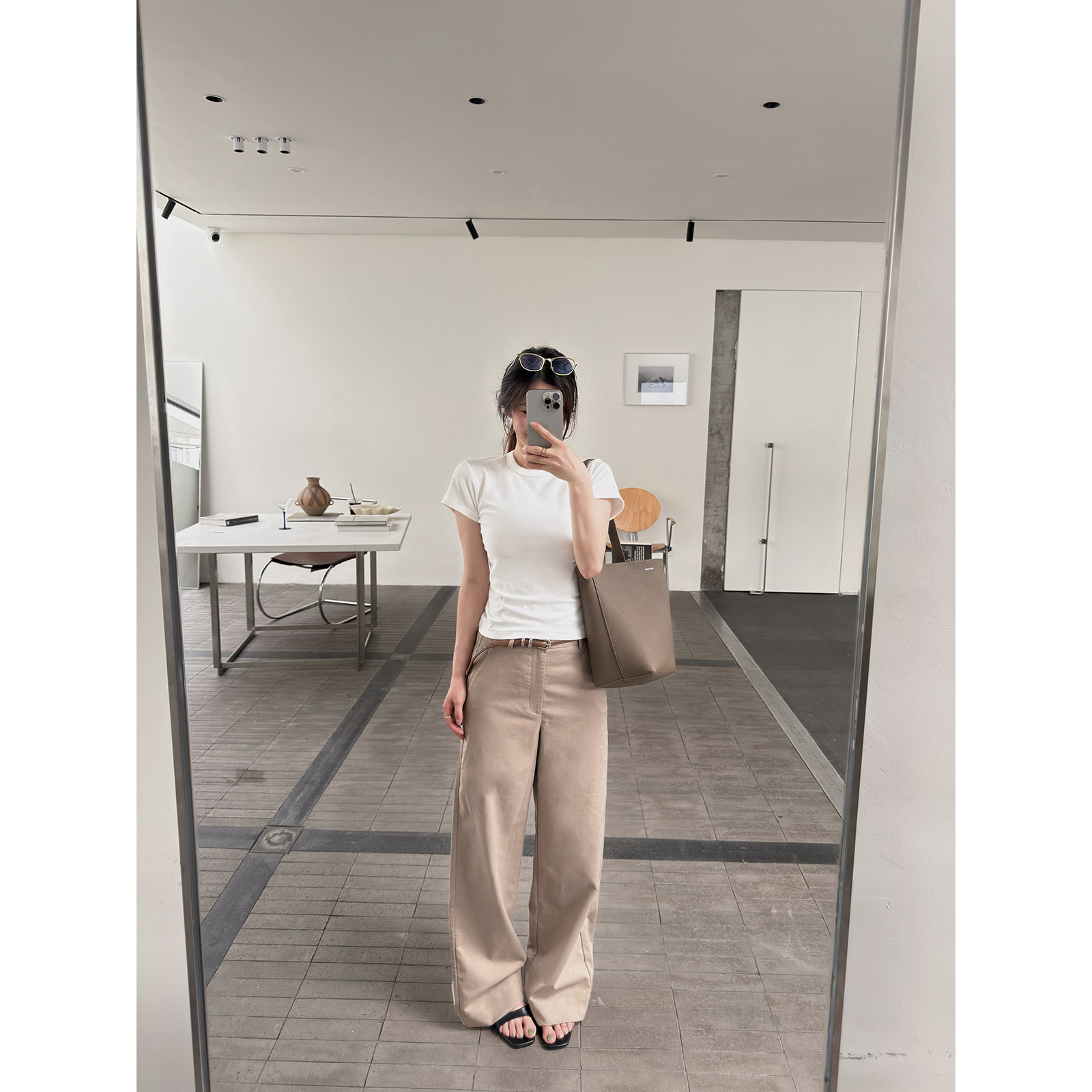 春季抗皱强棉感直筒休闲裤女图片
