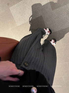 MOMENTHOME 纽扣设计条纹黑色直筒裤简约高腰不对称长裤