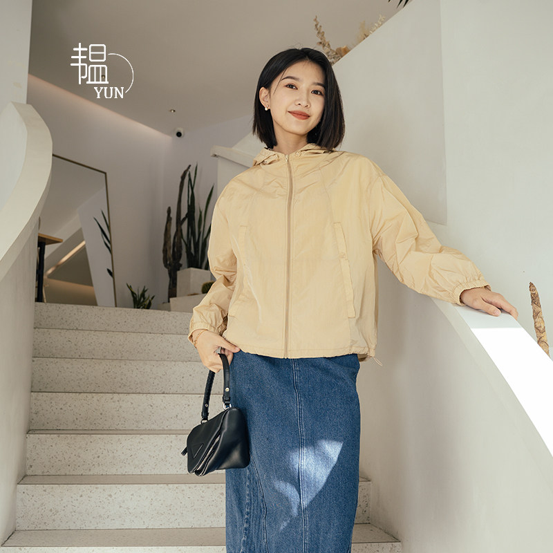 YUN韫春季连帽轻薄防晒夹克女