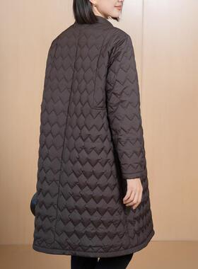 YUN2024冬季新款女翻领单排扣显瘦波浪格长款轻便棉服外套5028