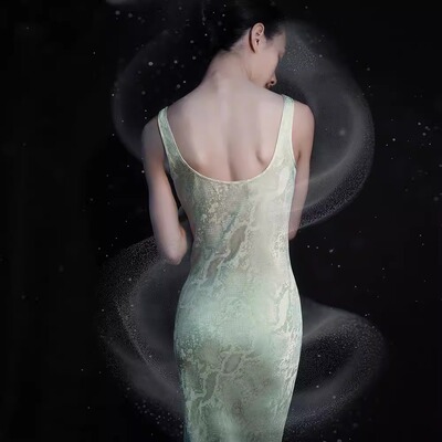 若浓青蛇碧翠「误入伊甸园」浅绿色人丝提花斜裁蛇纹背心长裙