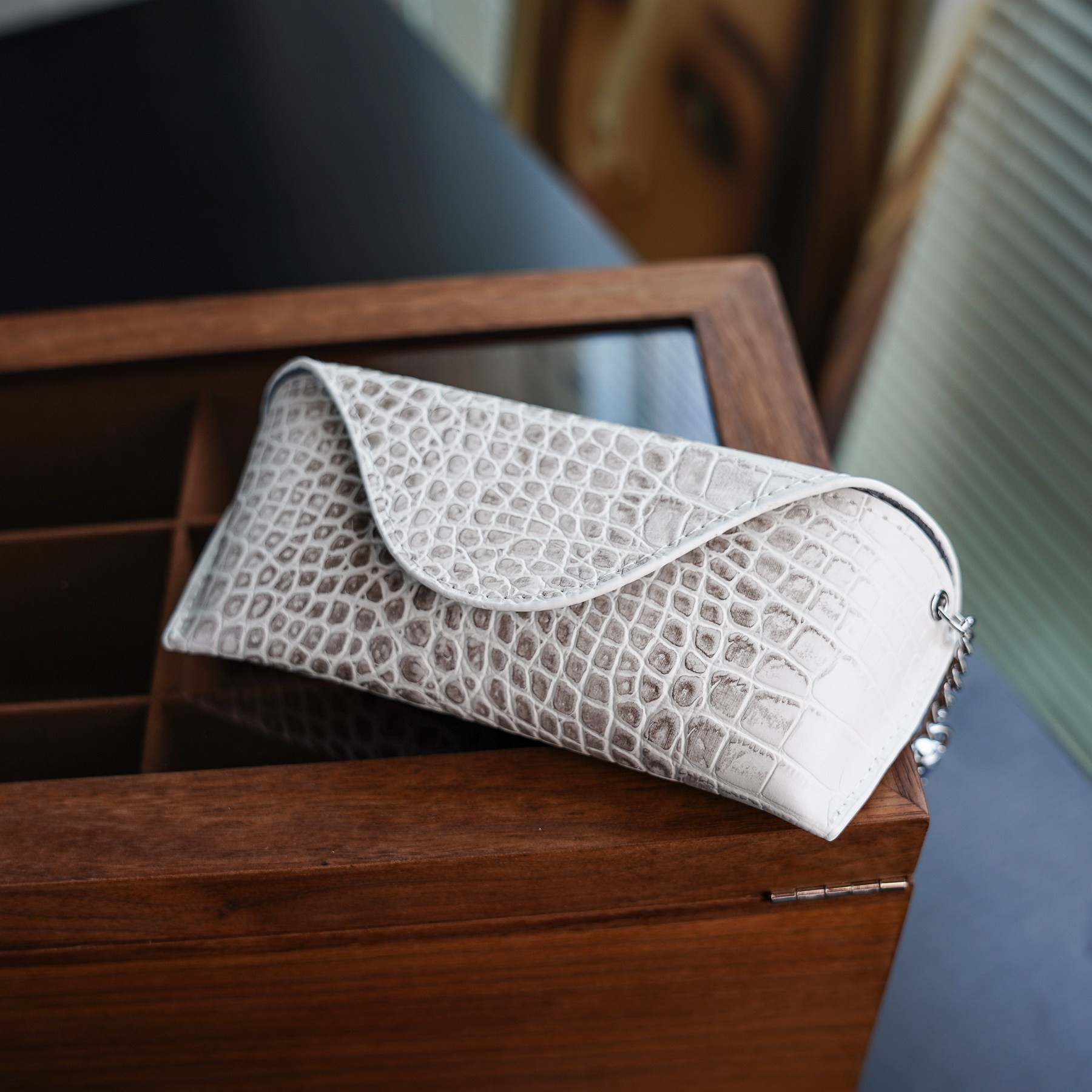 鳄鱼纹皮质便携防压防丢眼镜盒