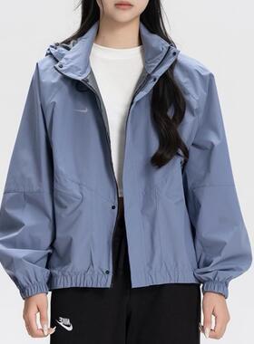 Nike耐克STORM-FIT女子拒水防风外套梭织连帽跑步夹克FB7493-499