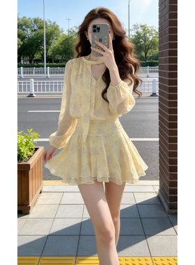 法式千金风黄色V领碎花连衣裙子春夏季气质特别漂亮飘带掐腰短裙