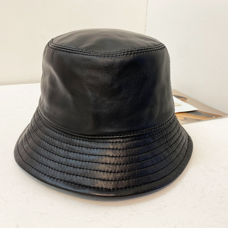 日本定制款潮牌显脸小羊皮帽子