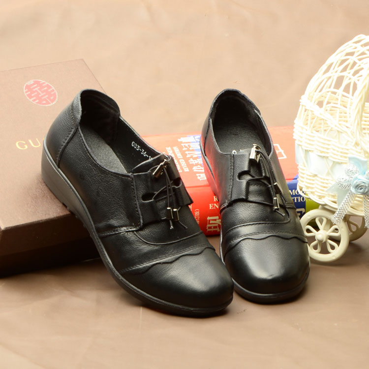 1自产自销（非碎杂皮拼接） 2、pu皮内里3、防滑大底上班工作的理想鞋 4、舒适鞋头设计 5、坡跟平底超好穿， 早买早发货！6、这款正码标准的，平时皮鞋穿几码的这款就建议拍几码的就好穿了，平时都穿运动鞋的这款要拍小一码的哦（比如运动鞋穿40的，这款皮鞋建议拍39就OK）软皮！防滑！耐磨！轻便！好穿！