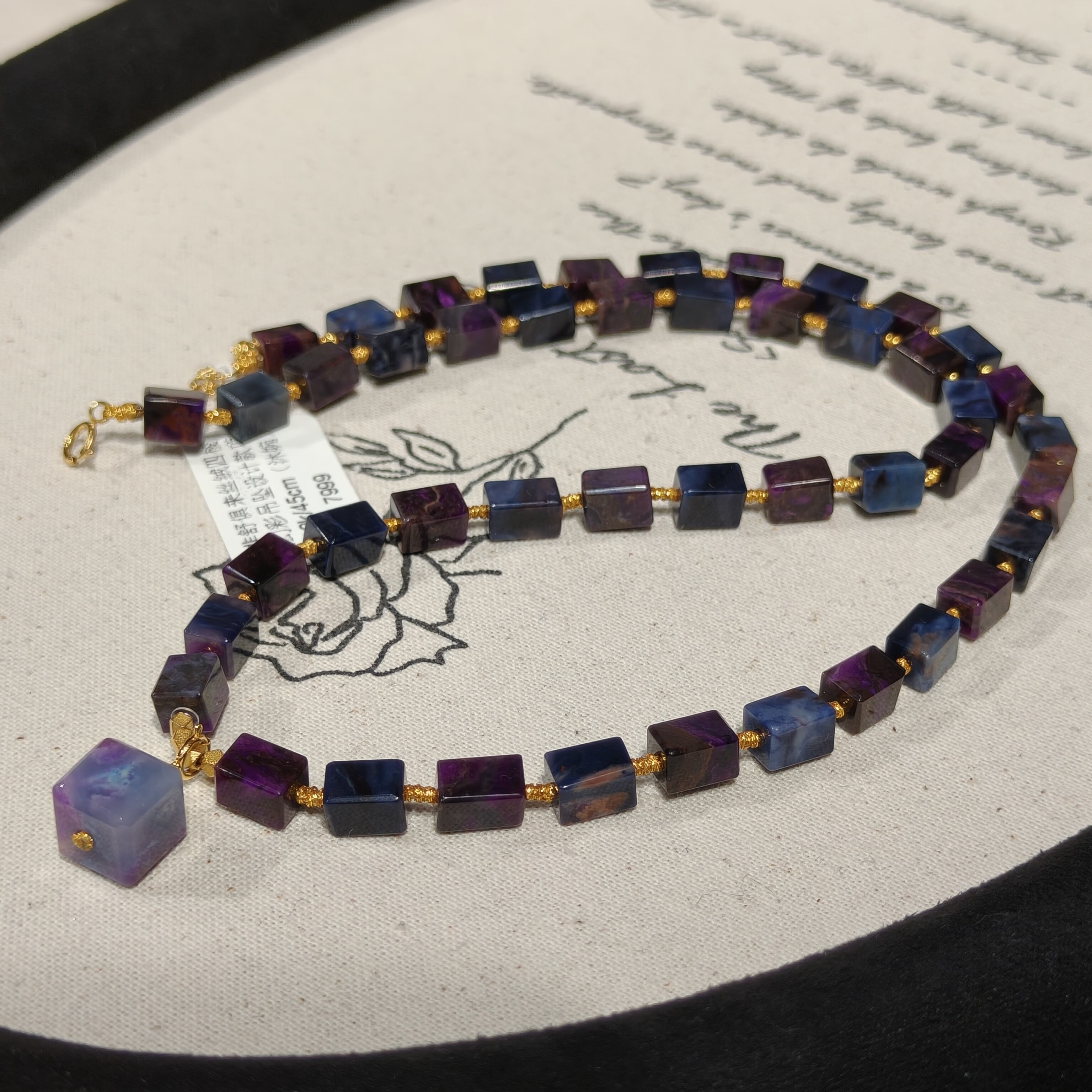 南非舒俱来丝绒四棱珠幻彩吊坠设项链18k/45cm（沐婉）AZB11948