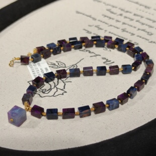 AZB11948 沐婉 南非舒俱来丝绒四棱珠幻彩吊坠设项链18k 45cm