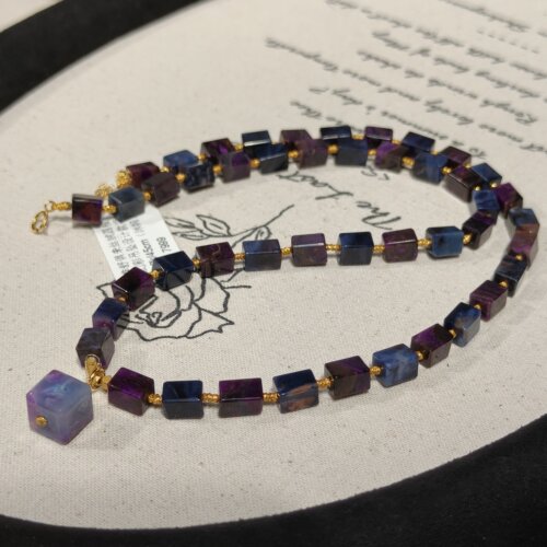 南非舒俱来丝绒四棱珠幻彩吊坠设项链18k/45cm（沐婉）AZB11948