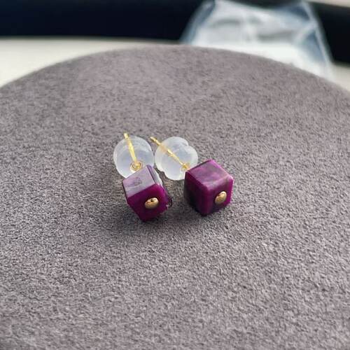 南非舒俱来玻璃红四棱珠耳钉18k（顾安）/AZB13868