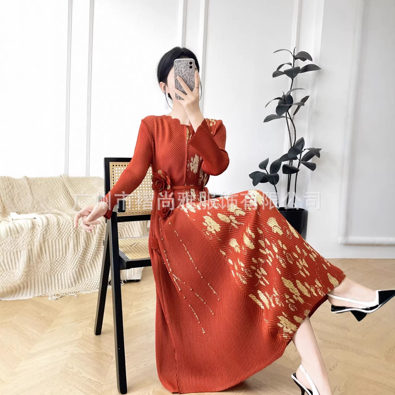 厂家直供春季新款褶皱欧美连衣裙时尚收腰烫金压褶修身裙子女新潮