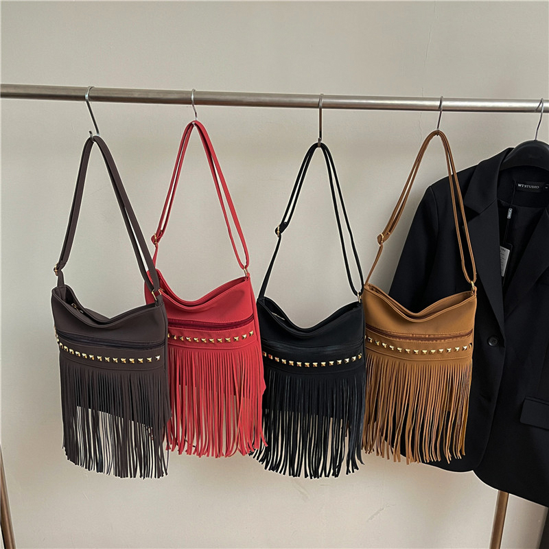 秋冬新款潮流欧美2025纯色时尚个性铆钉流苏包单肩斜挎女包