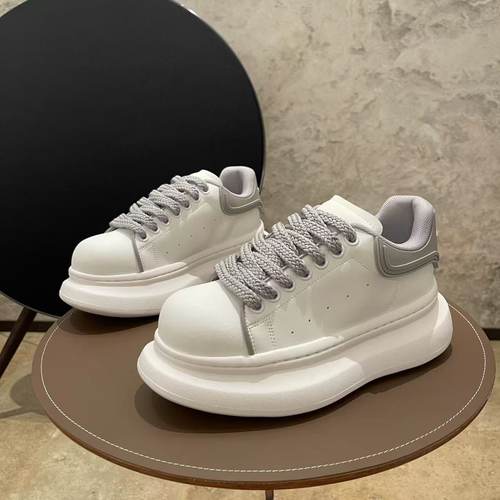 2025秋季时尚小白鞋运动休闲百搭舒适个性厚底增高潮鞋男士老爹鞋