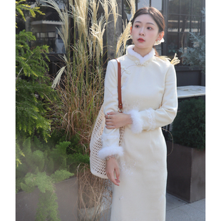芝茸新中式旗袍2025新款冬装加绒加厚米黄色冬季优雅女保暖高级感