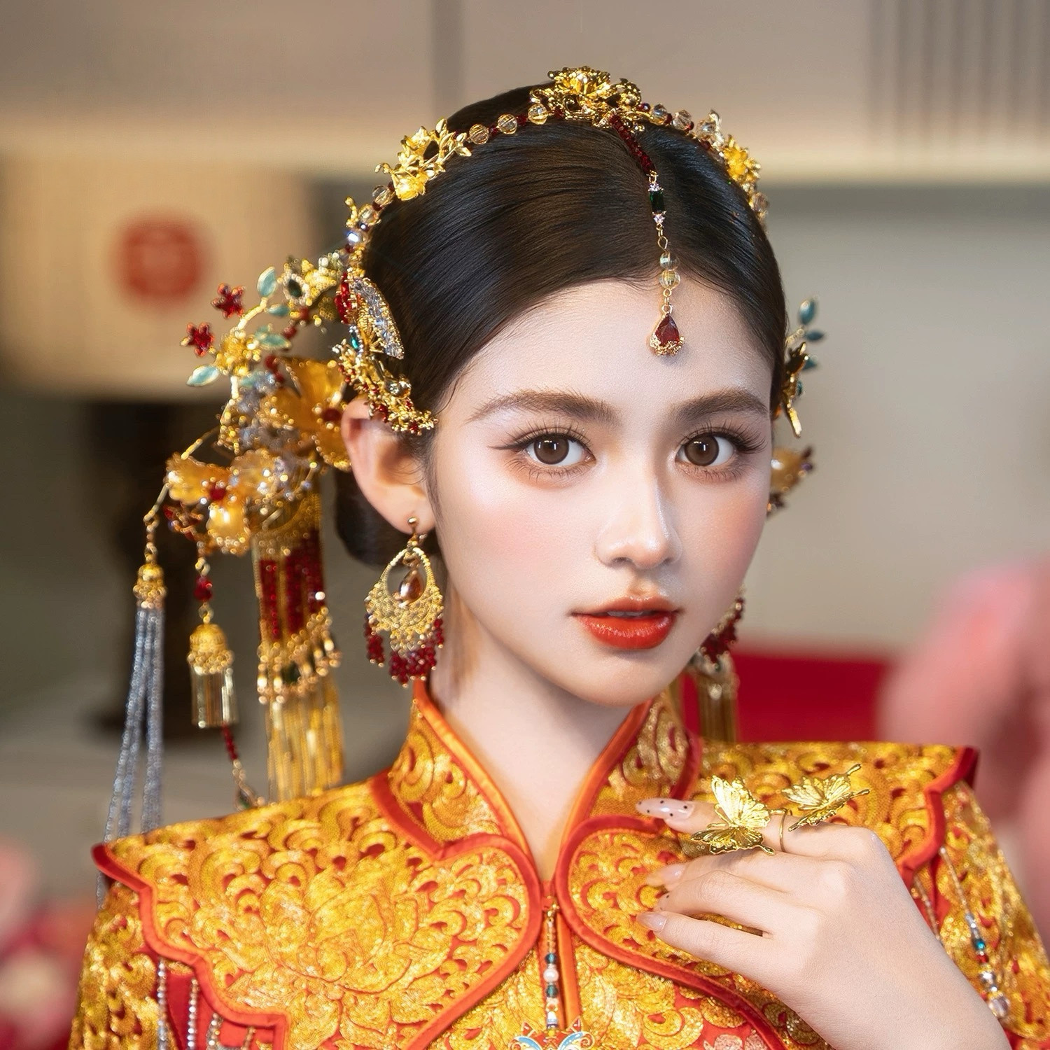 新娘新中式头饰蝴蝶花朵发箍眉心坠减龄秀禾旗袍龙凤褂婚礼发饰