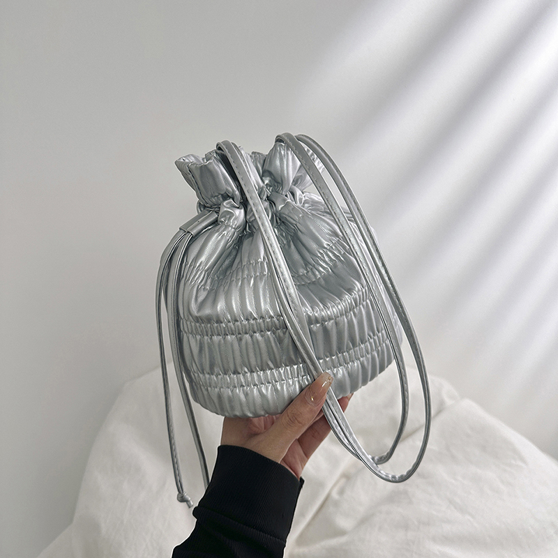 水桶包单肩包褶皱抽绳小容量小众