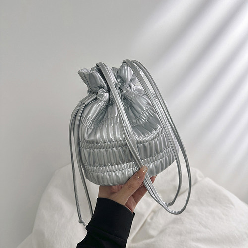 水桶包单肩包褶皱抽绳小容量小众