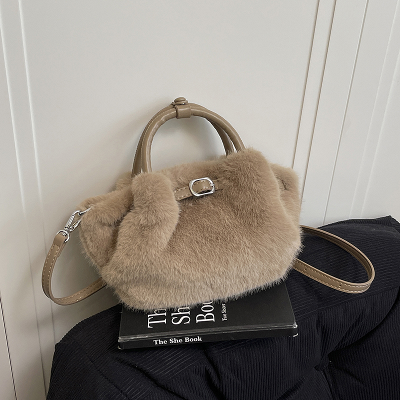 秋冬款毛绒绒饺子时尚轻奢ins风小众可爱百搭日常通勤手提斜挎包
