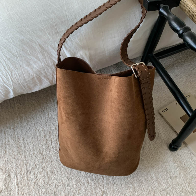 复古麂皮绒高级绒面水桶简约纯色百搭小众单背斜挎包女包通勤休闲