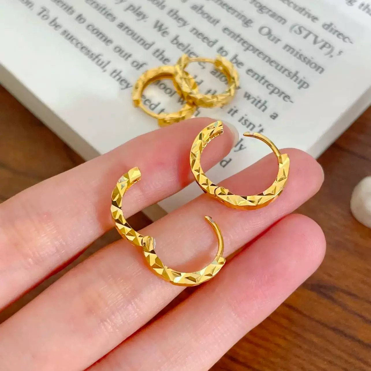 碎碎冰耳扣女黄金色满天星耳环轻奢高级感耳钉不规则切面耳圈