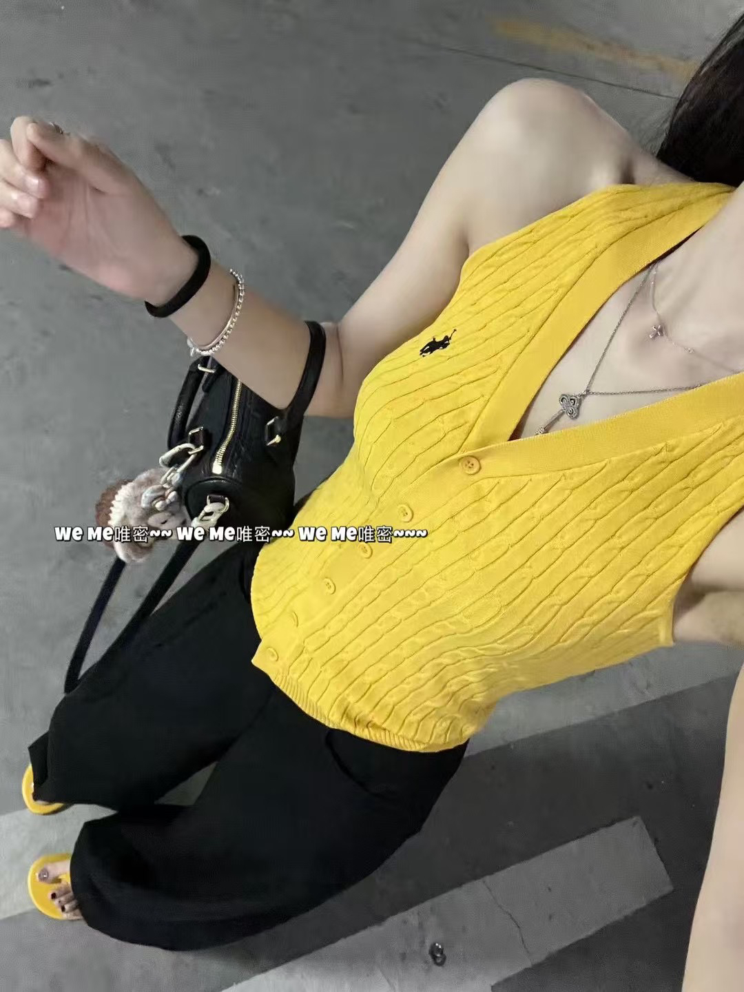 WEME2025夏季新款韩版纯欲辣妹小马刺绣V领一排扣针织背心上衣