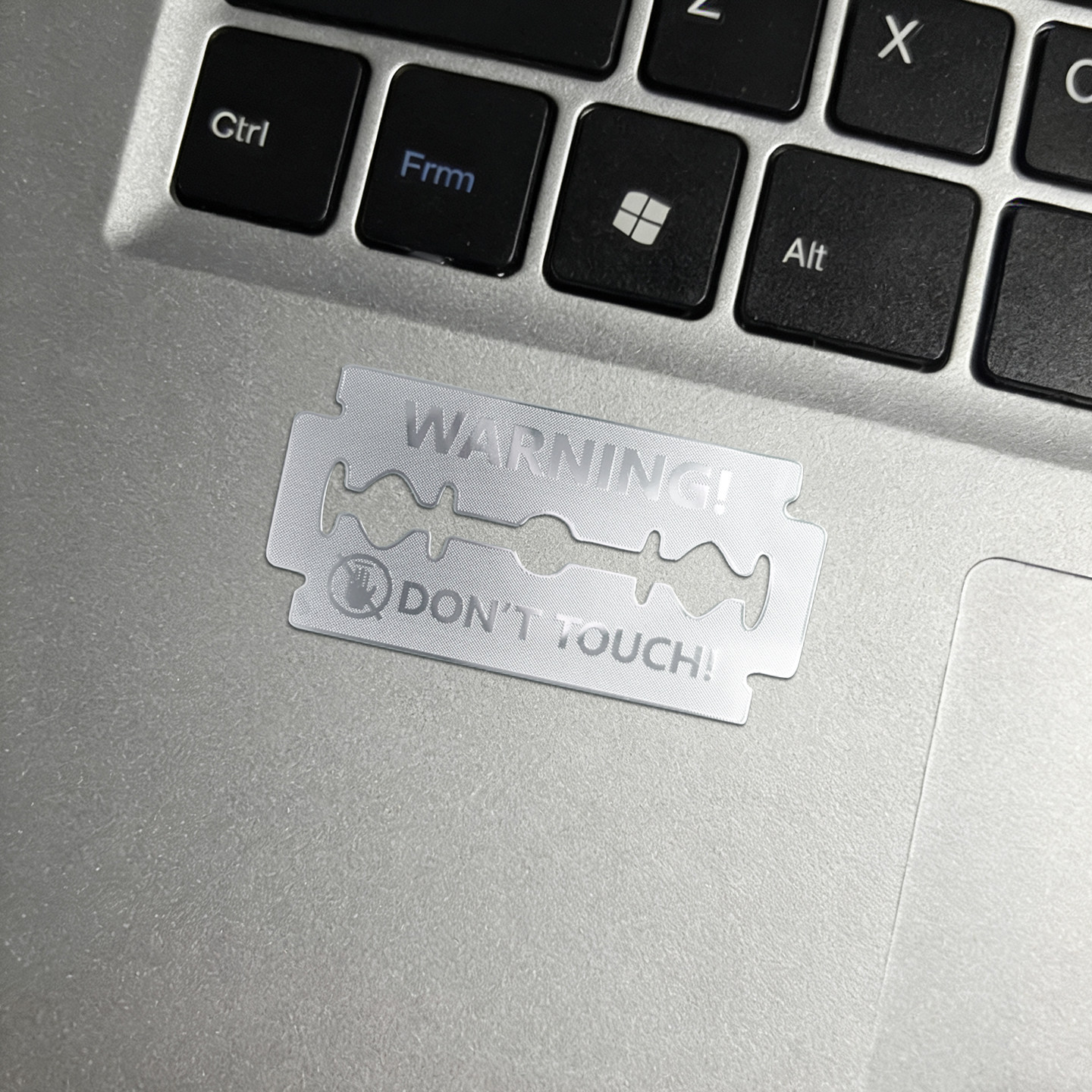 创意剃须刀片警示金属贴纸不要触摸DO NOT TOUCH英文车贴电动车贴