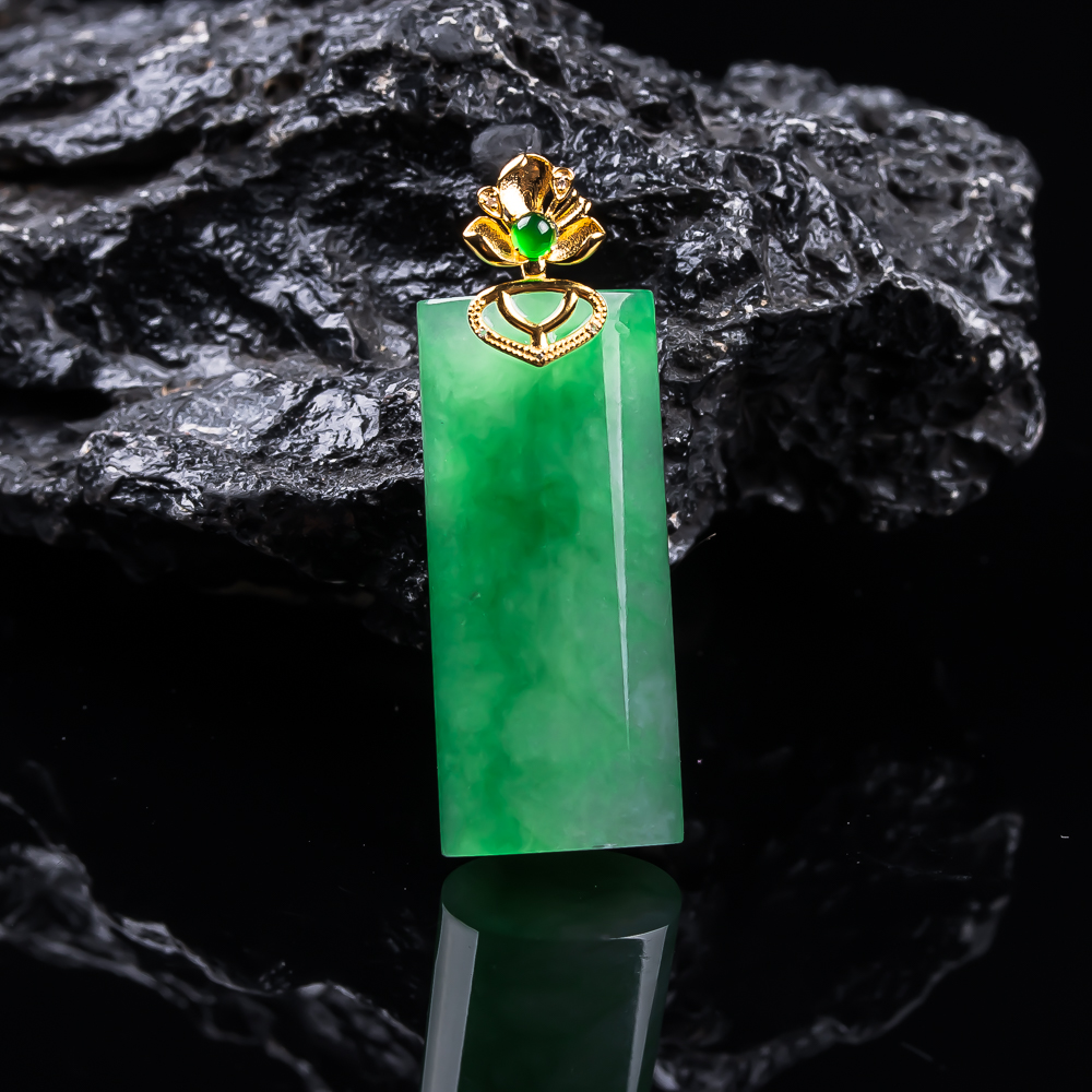 缅甸翡翠吊坠冰润飘绿无事牌挂件18k金镶嵌天然A货