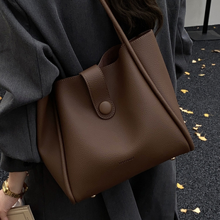 秋冬复古大容量上班通勤包女式2026新款高级感百搭纯色单肩托特包