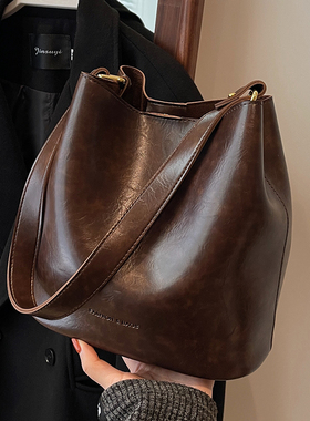 百搭高级感复古水桶包女2026新款时尚美拉德大容量单肩斜挎通勤包