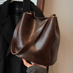 百搭高级感复古水桶包女2026新款时尚美拉德大容量单肩斜挎通勤包