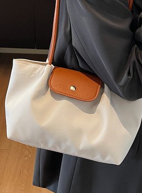 今年流行休闲时尚腋下包女2026新款百搭撞色秋冬牛津布通勤单肩包