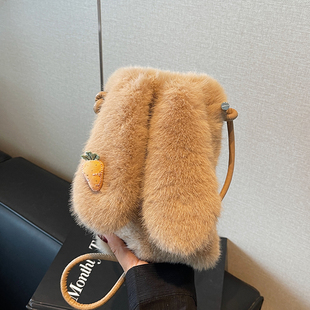 今年流行百搭毛绒手机包女式2026新款秋冬时尚可爱毛毛单肩斜挎包