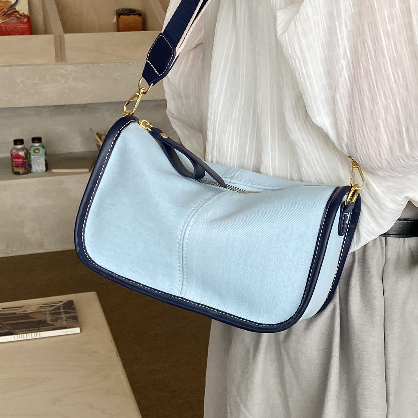 百搭休闲撞色牛仔布包包女2026新款春季时尚大容量通勤单肩斜挎包