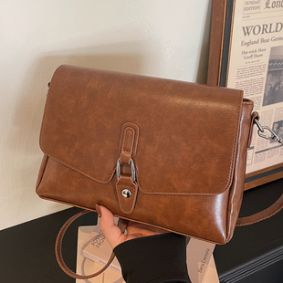 百搭流行复古质感斜挎包女2026新款冬季高级感时尚纯色通勤单肩包