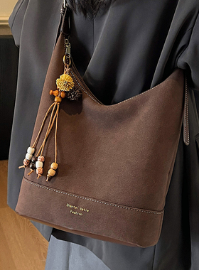 秋冬流行麂皮绒腋下包女式2026新款百搭复古大容量通勤单肩斜挎包