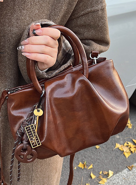 今年流行复古手拎包女2026新款冬季时尚美拉德百搭质感单肩斜挎包