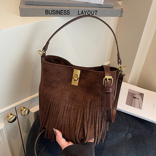 高级感时尚流苏水桶包女2026新款百搭韩系复古麂皮通勤单肩斜挎包