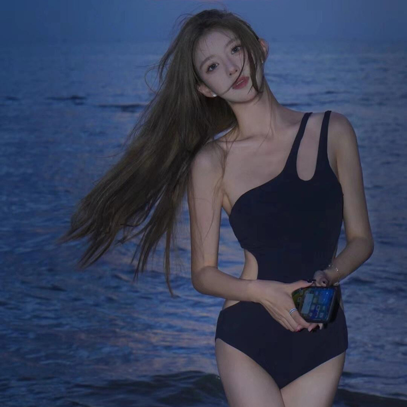 泳衣女孩新款斜肩显瘦法式黑色纯欲风海边度假温泉连体三角游泳衣