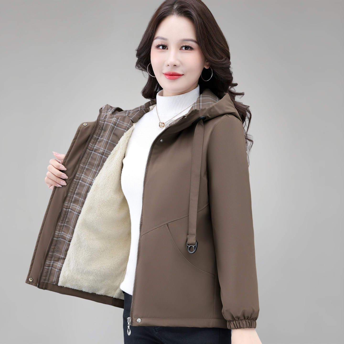 妈妈加绒外套女2025冬季新款连帽加厚短款夹克时尚宽松保暖冲锋衣