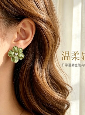法式牛油果绿珐琅镶钻五瓣花耳钉